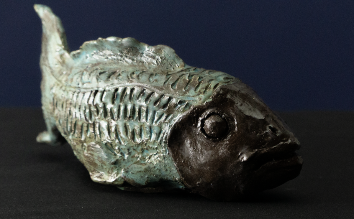 Keramik-Skulptur „Dunkelzone“ von Jutta Eger, schwarzer Ton, stilisierte Fischform mit kompakter Volumenwirkung, Vorderansicht rechts.