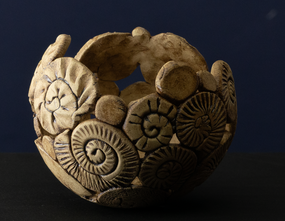 Keramik-Skulptur „Erdgeschichte“ von Jutta Eger, Engobe-Oberfläche, organische Form mit schichtartiger Struktur und erdbezogener Anmutung, Vorderansicht.