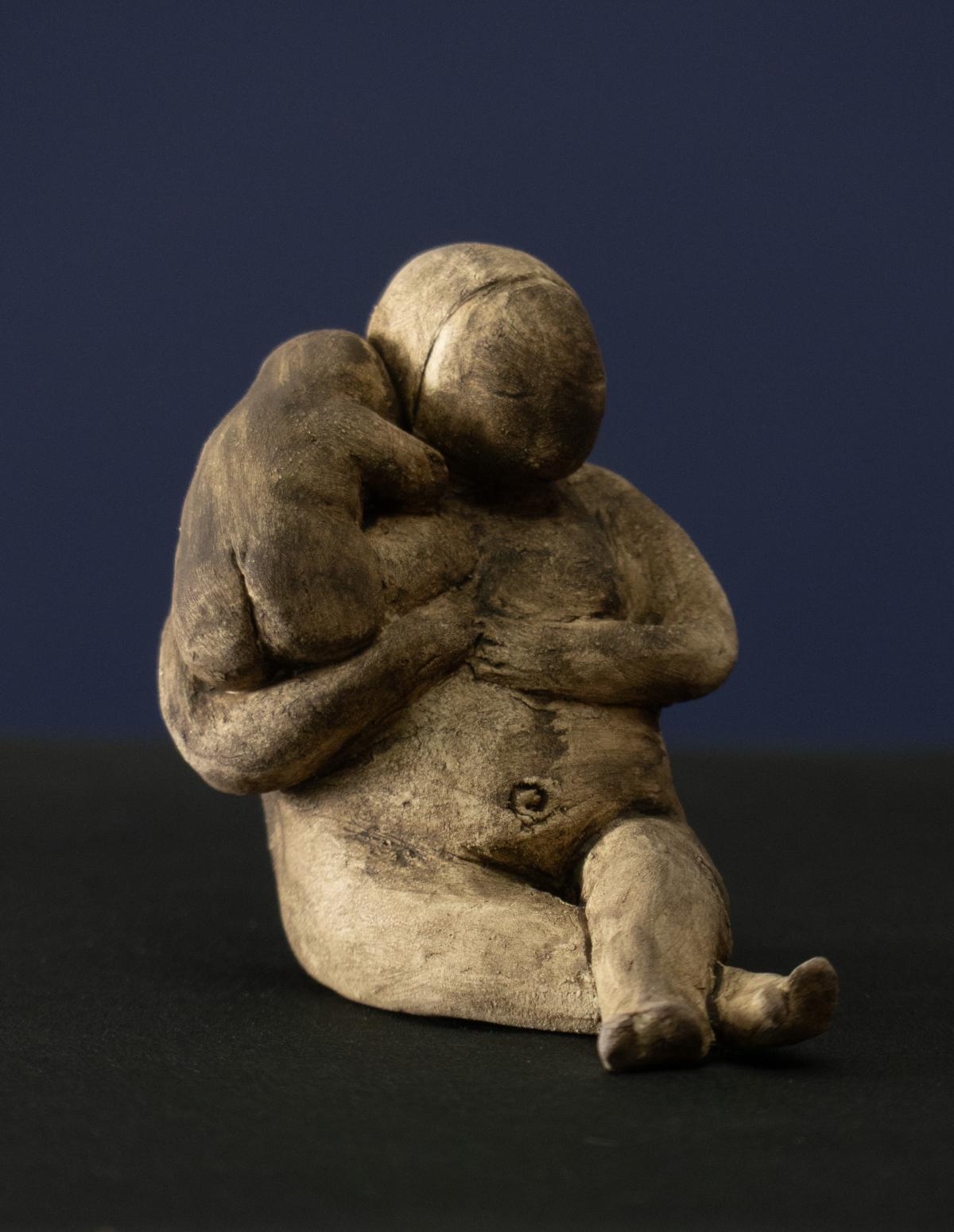 Keramik-Skulptur „Geborgen“ von Jutta Eger, engobierte Oberfläche mit Silisierung, figurative organische Form mit schützender, umschließender Anmutung, Vorderansicht rechts.