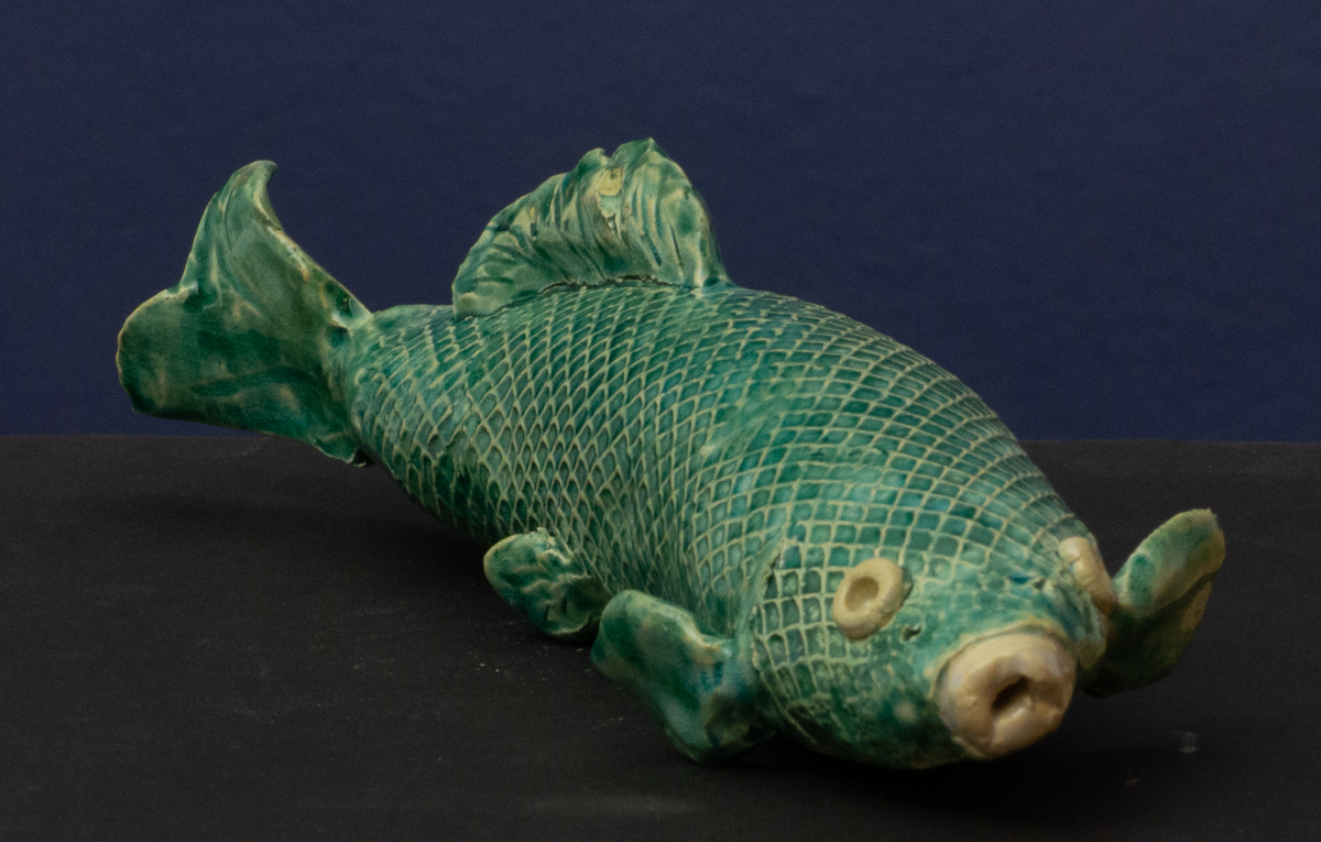 Abstrakte Keramik-Skulptur „Grüner Grund“ von Jutta Eger, Ton mit grüner Glasur und natürlichen Beigetönen, organische Form mit ruhiger Flächenwirkung, Vorderansicht links.