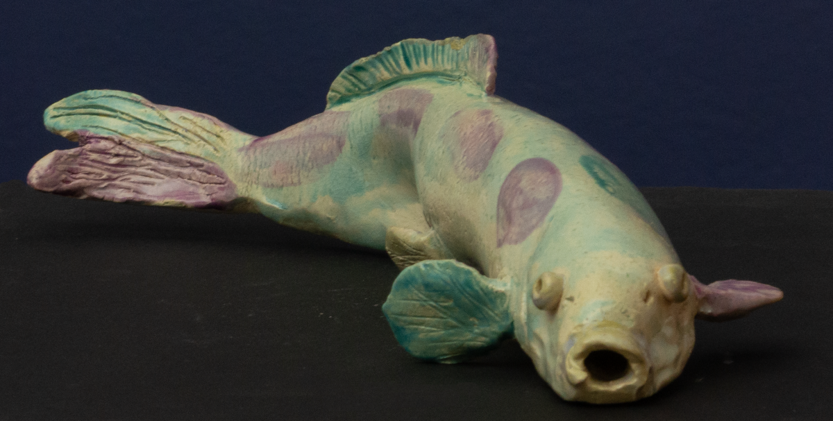 Abstrakte Keramik-Skulptur „Grundform“ von Jutta Eger, helle Tonoberfläche in Beigetönen, reduzierte organische Form, Vorderansicht links.