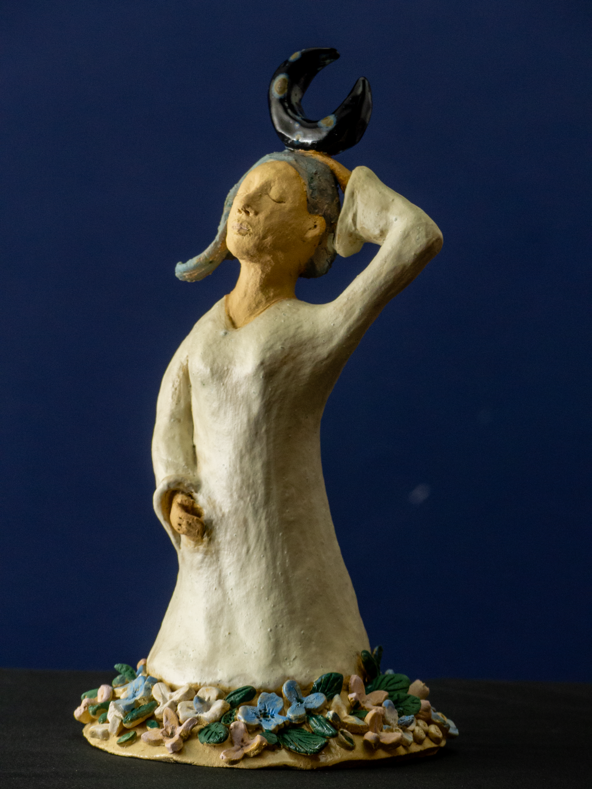 Keramik-Skulptur „Hingabe“ von Jutta Eger, Engobe-Oberfläche, figurative organische Form mit ruhiger, aufgerichteter Haltung und mondähnlichem Formelement, Vorderansicht links.