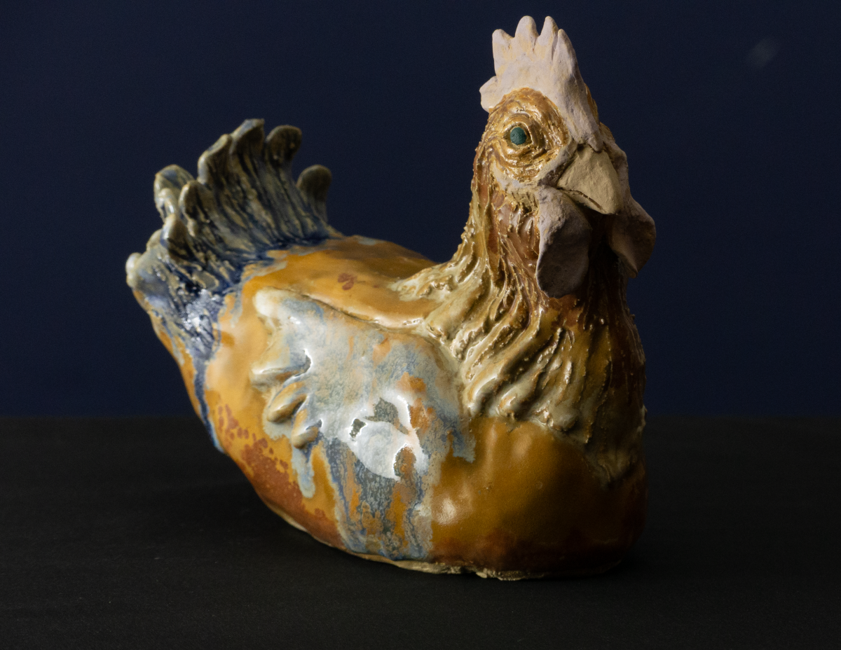 Keramik-Skulptur „Ikone“ von Jutta Eger, weißer Ton mit glasierter Oberfläche, stilisierte Hühnerform mit aufrechter Haltung, Vorderansicht rechts.