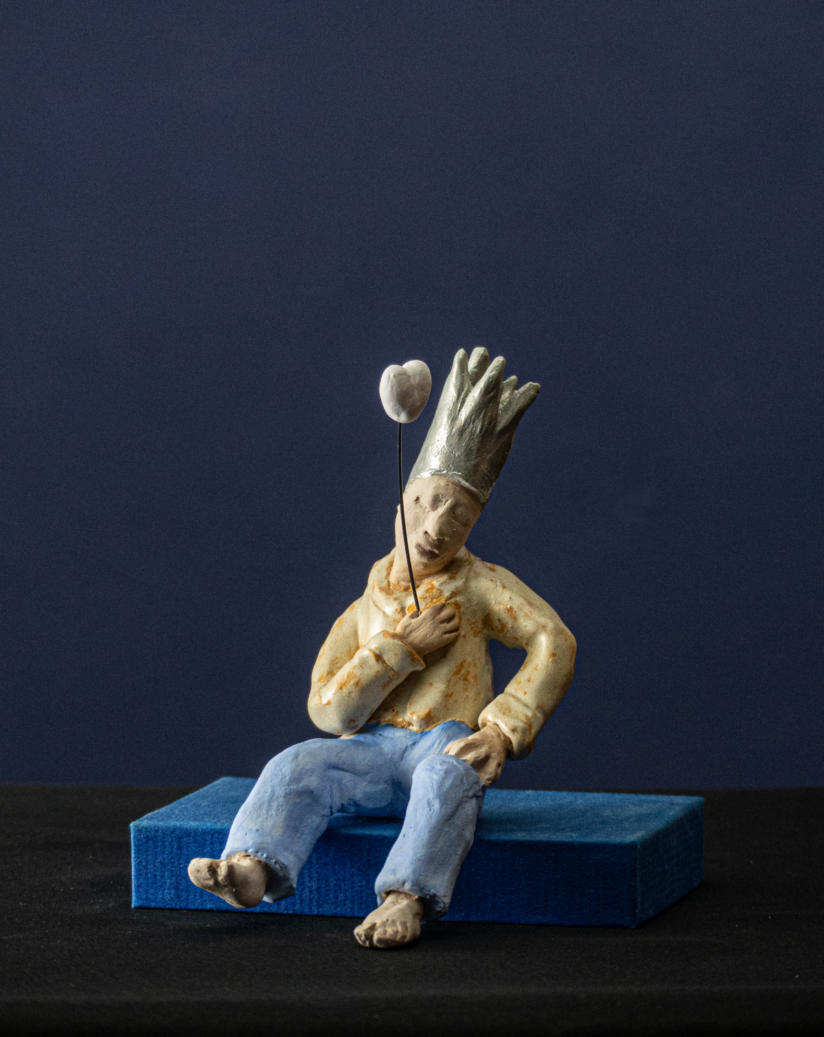 Keramik-Skulptur „Innere Sicht“ von Jutta Eger, Engobe-Oberfläche mit glasierter Krone, figurative Form mit betonter Kopfpartie, Vorderansicht links.