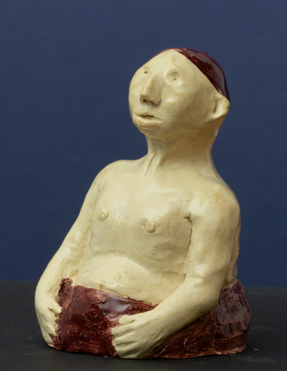 Skulptur Körperstudie III   von Jutta Eger, handgeformt aus weißem Ton, Ansicht von vorne links