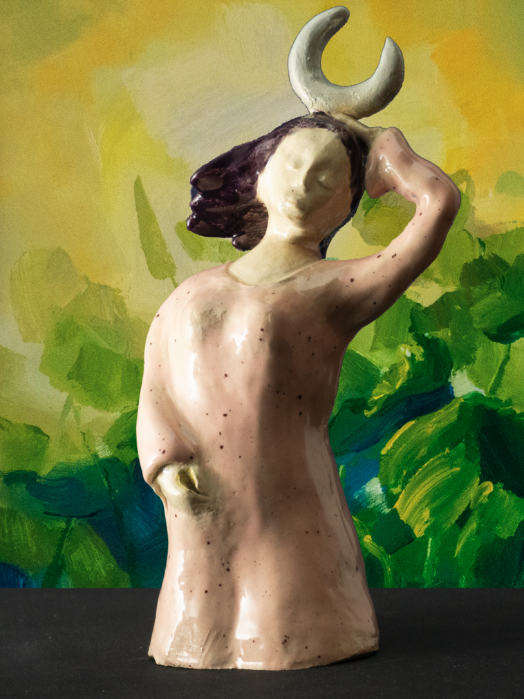 Abstrakte Keramik-Skulptur „Lunaris“ von Jutta Eger, glasierte Oberfläche, organische Form mit fließender Linienführung, Vorderansicht links.