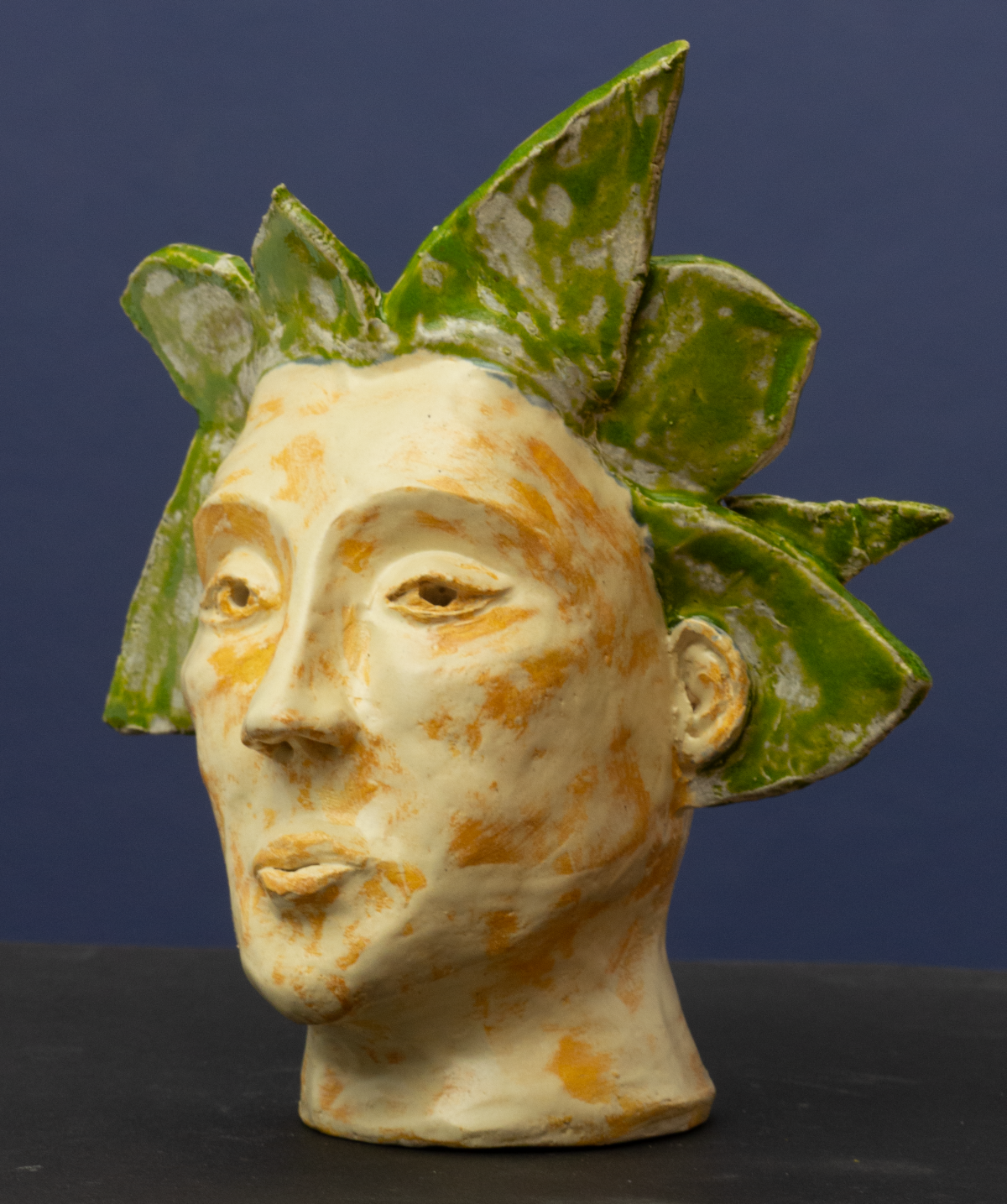 Skulptur Metamorphose  von Jutta Eger, handgeformt aus weißem Ton, Ansicht von vorne links