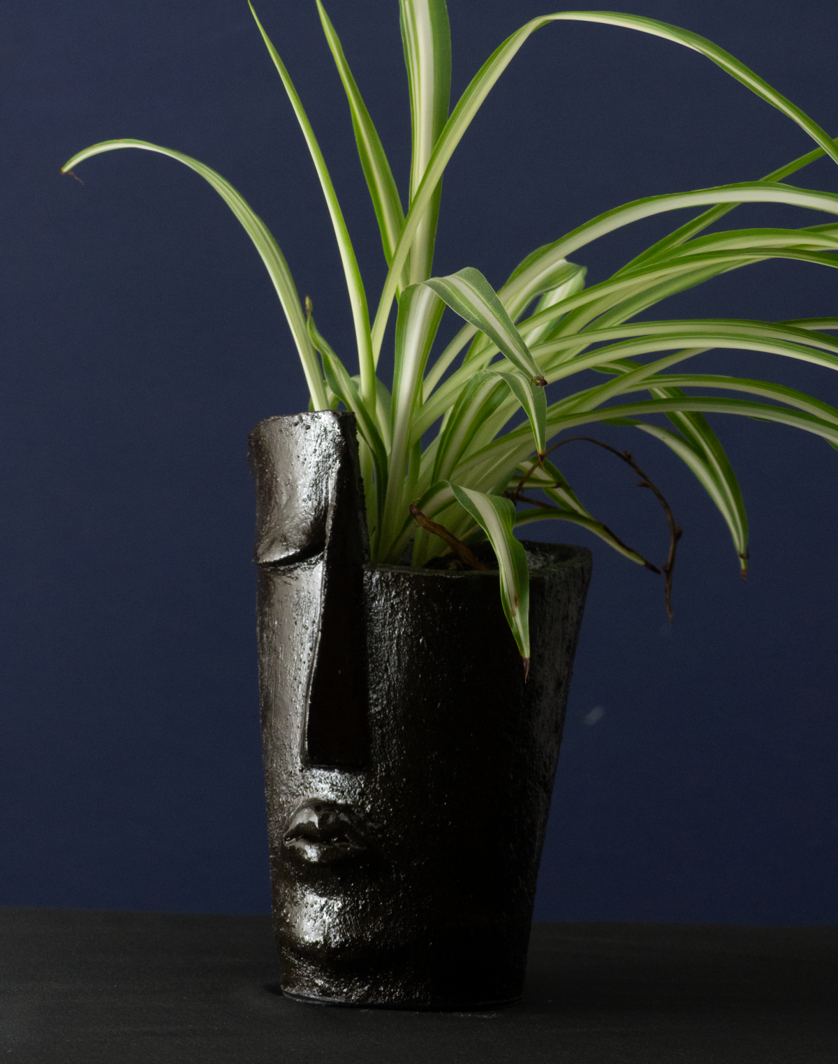 Skulptur Monolith  von Jutta Eger, handgeformt aus weißem Ton, Ansicht von vorne links