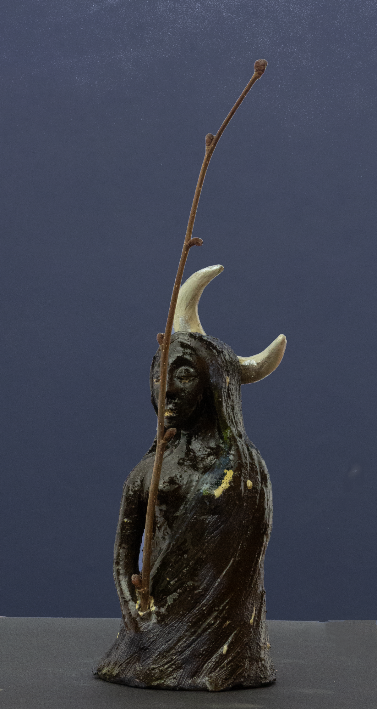 Keramik-Skulptur „Nächtliche Botin“ von Jutta Eger, schwarzer Ton, figurative Form mit mystischer, rauhnachtbezogener Anmutung und aufrechter Haltung, Vorderansicht links.