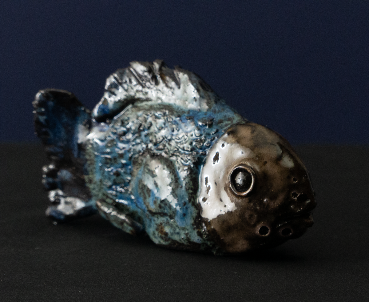 Keramik-Skulptur „Pelagial“ von Jutta Eger, glasierte Oberfläche, stilisierte Fischform mit klar erkennbarer Silhouette, Vorderansicht rechts.