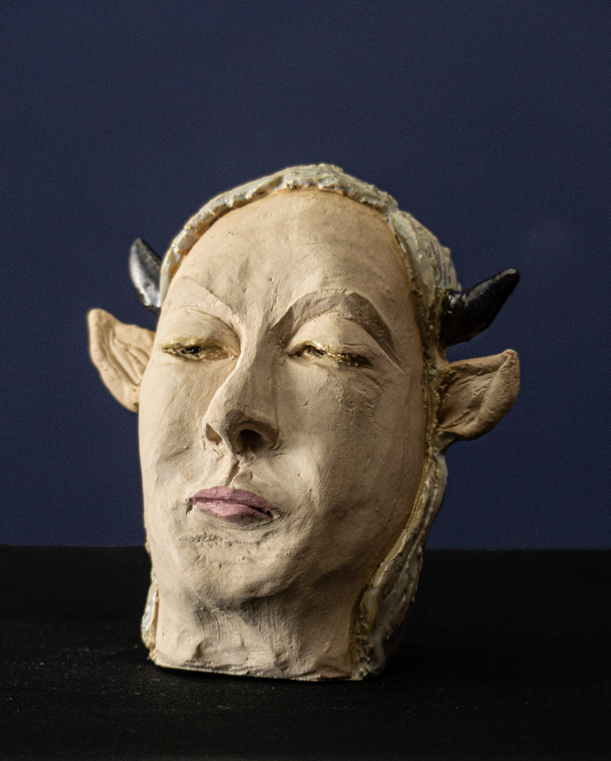 Keramik-Skulptur „Rauhnacht – Die Verwandelte“ von Jutta Eger, Engobe-Oberfläche, figurative transformierte Form mit expressiver Anmutung, Vorderansicht links.