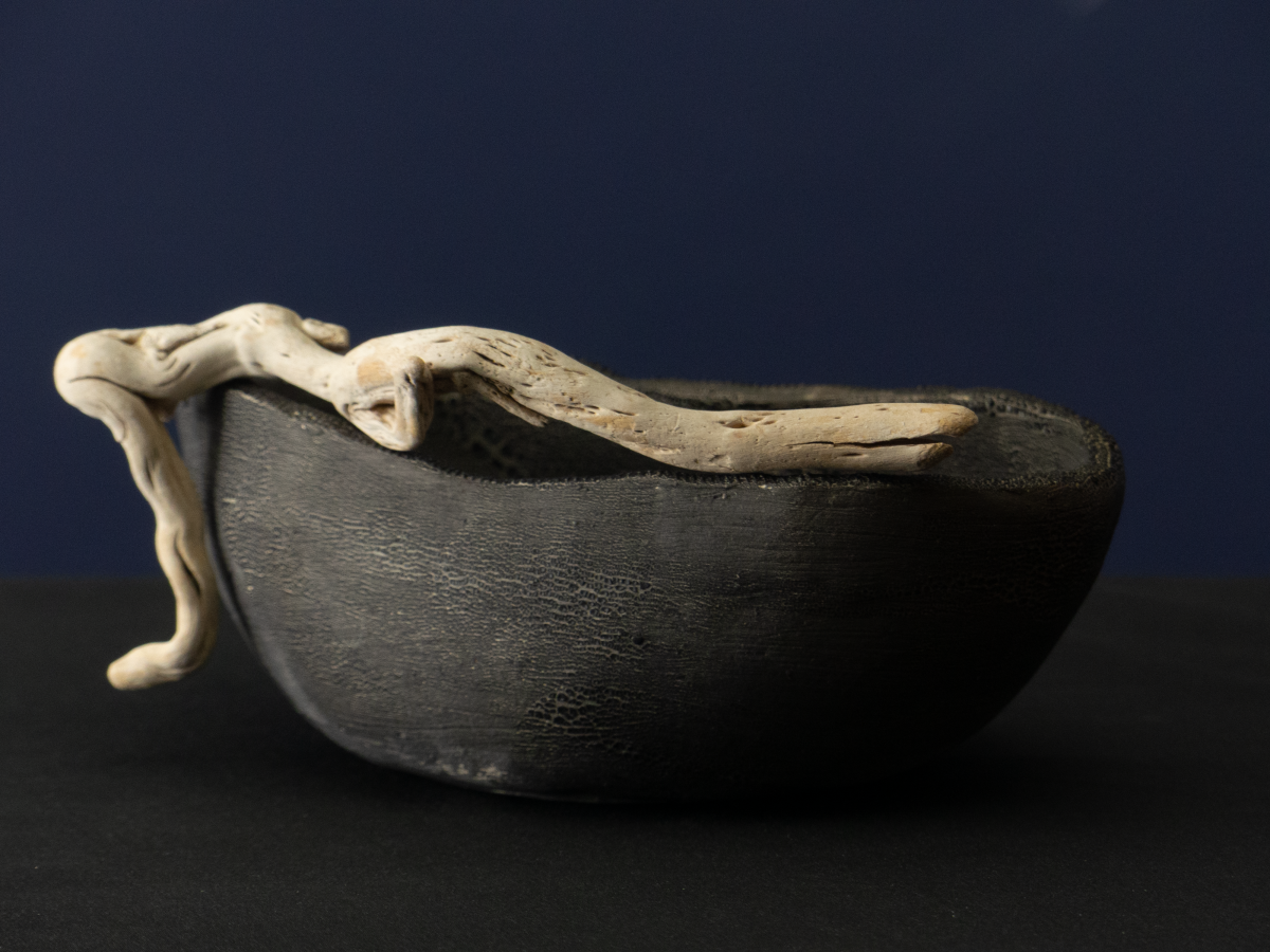 Keramik-Skulptur „Ruhender Akt“ von Jutta Eger, schwarzer Ton mit matter Glasur, liegende figurative Form mit ruhiger Körperhaltung, Vorderansicht.