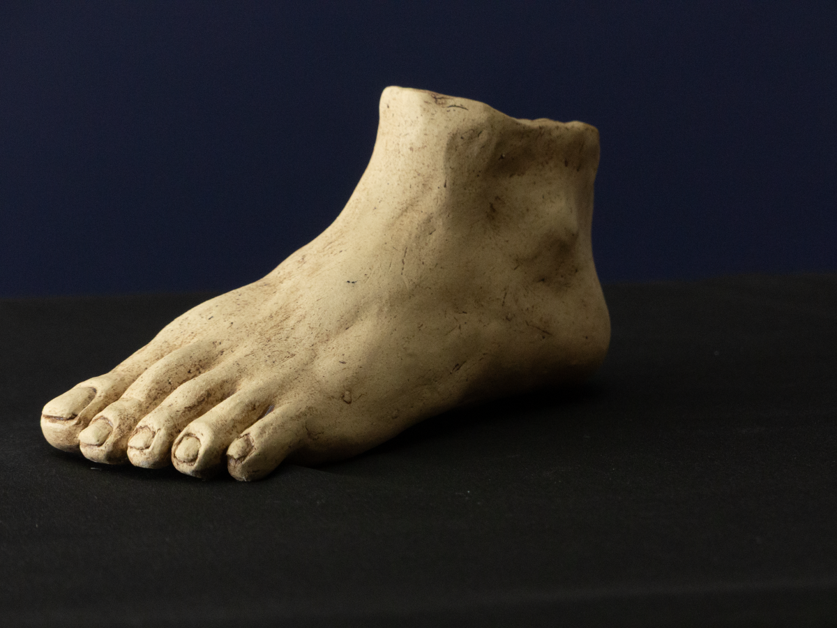 Keramik-Skulptur „Standpunkt“ von Jutta Eger, Engobe-Oberfläche, stilisierte Fußform mit klarer Standbasis, Vorderansicht links.