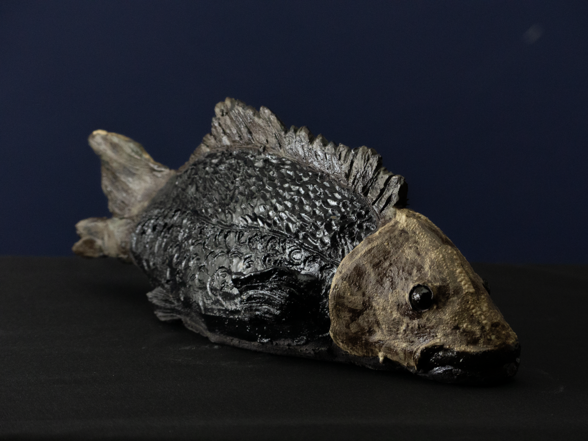 Keramik-Skulptur „Stiller Grund“ von Jutta Eger, schwarzer Ton, stilisierte Fischform mit ruhiger Linienführung, Vorderansicht rechts.