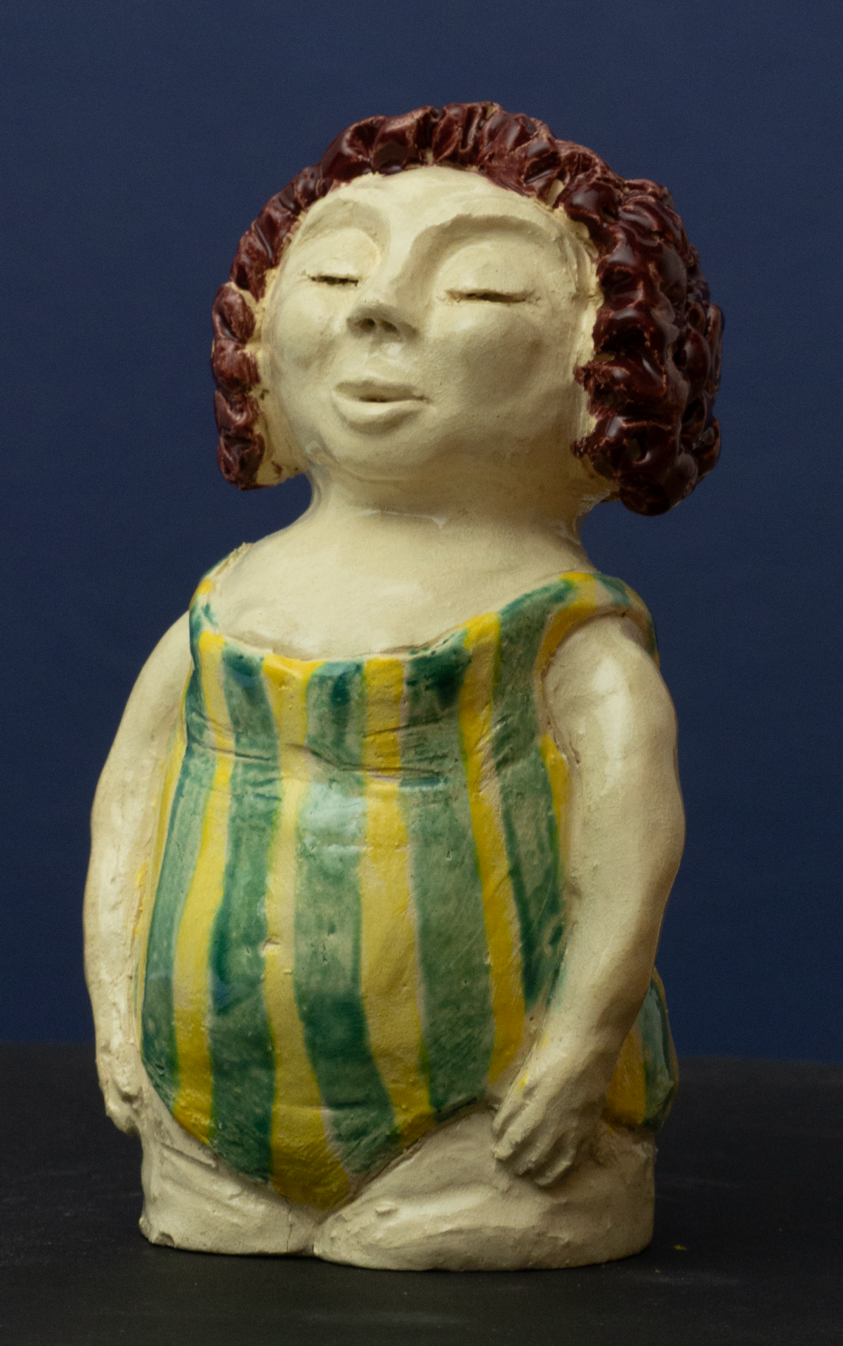 Keramik-Skulptur „Vertikale Ordnung“ von Jutta Eger, weißer Ton mit glasierter Oberfläche, klare vertikale Gliederung mit reduzierter geometrischer Form, Vorderansicht rechts.