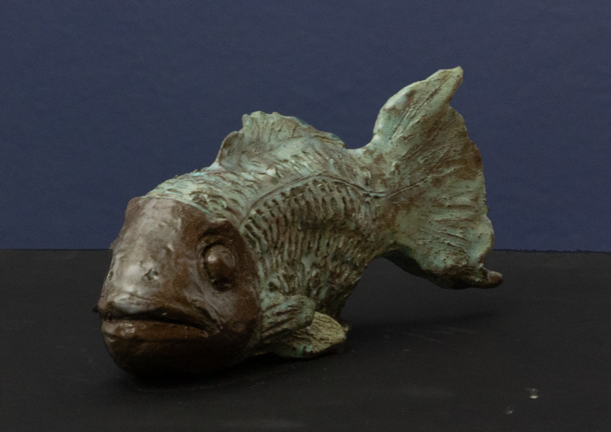 Abstrakte Keramik-Skulptur „Vorzeit“ von Jutta Eger, naturfarbener Ton in warmen Beigetönen, archaisch anmutende organische Form, Vorderansicht links.