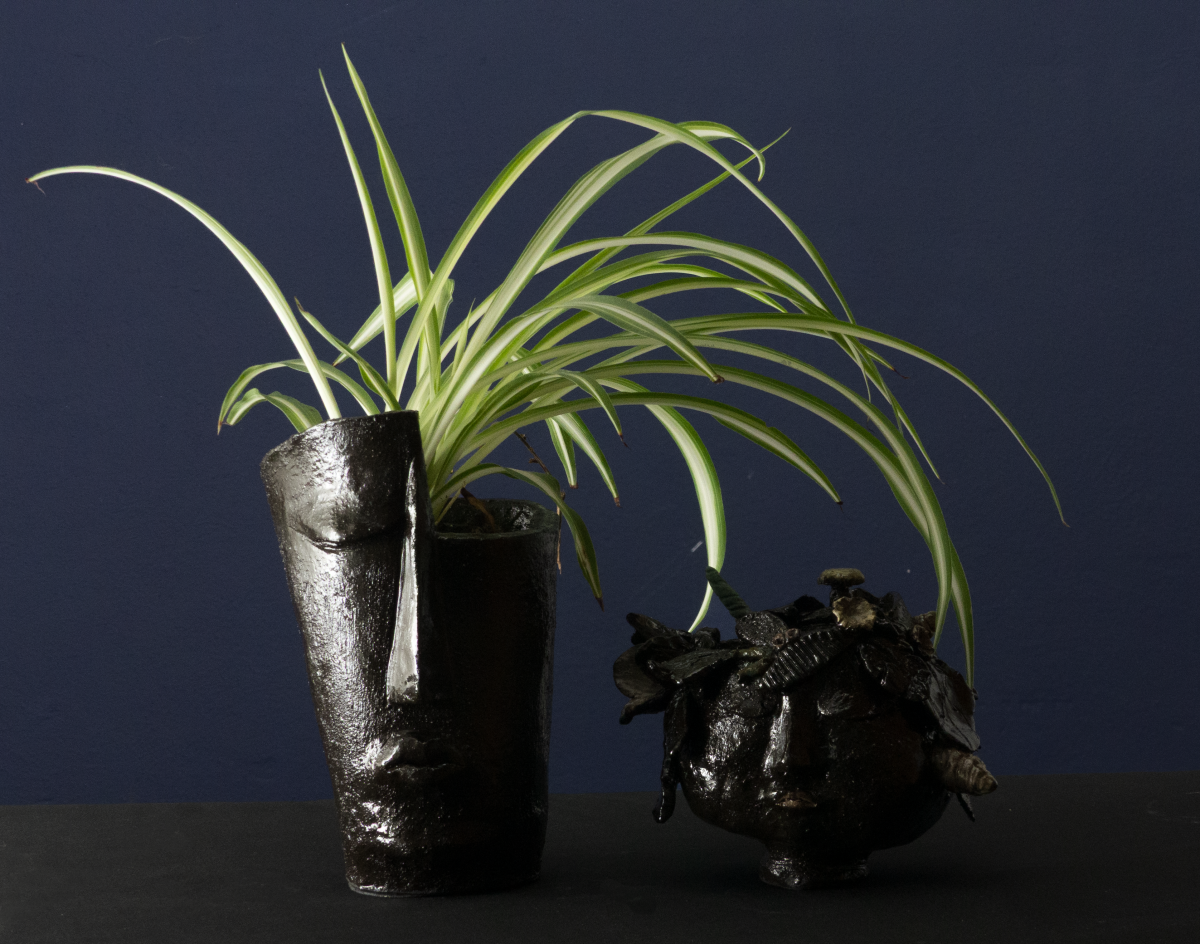 Abstrakte Keramik-Skulptur „Zweisam“ von Jutta Eger, schwarzer Ton, organische Doppelform mit Bezug zweier Elemente, Vorderansicht links.