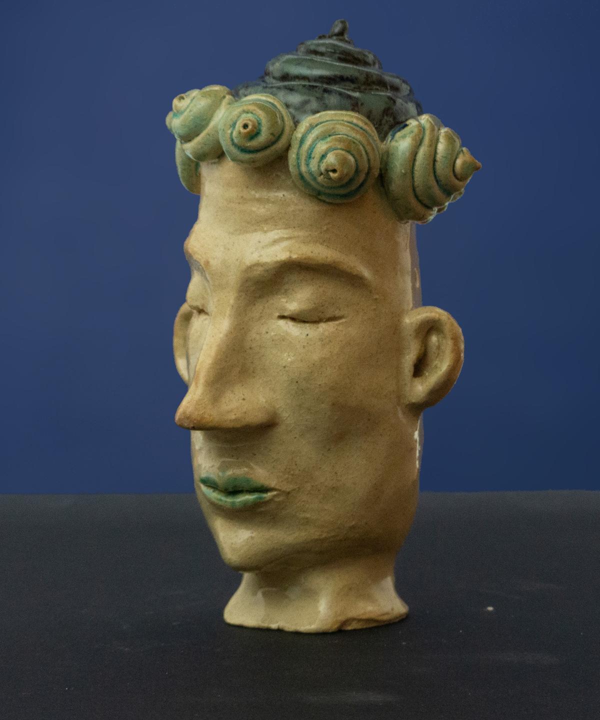 Abstrakte Keramik-Skulptur „Bienenmann“ von Jutta Eger, naturfarbener Ton in warmen Beigetönen, organische Figur mit integrierten Insektenöffnungen auf der Rückseite, Vorderansicht links.