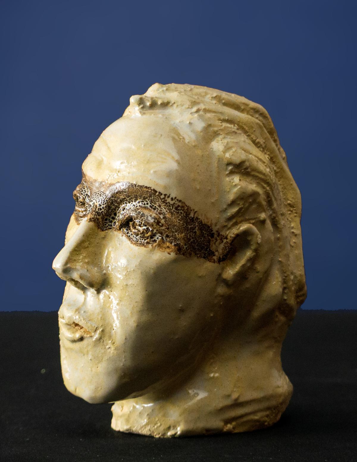 Keramik-Skulptur „Der Tätowierte“ von Jutta Eger, glasierte Oberfläche mit markanter strukturierter Zeichnung, organische Form mit betonter Oberfläche, Vorderansicht links.