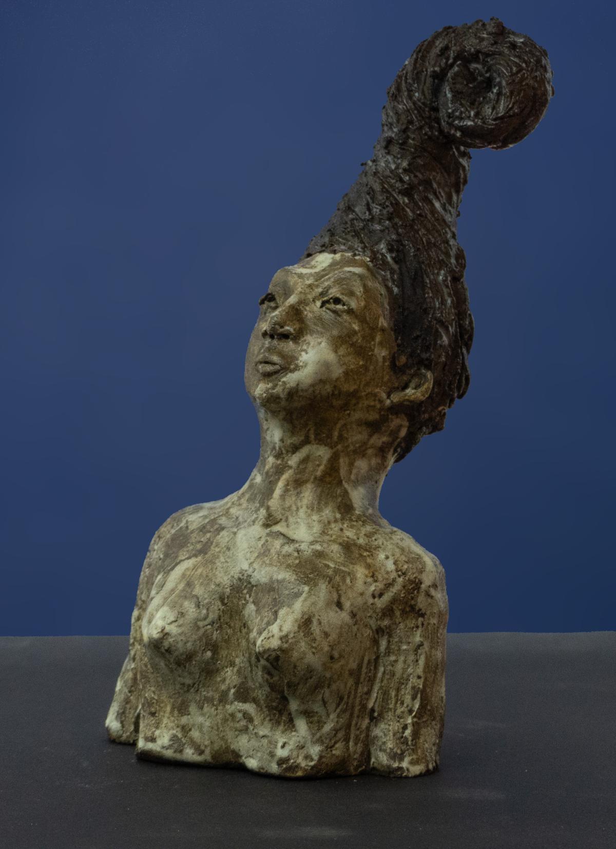 Skulptur Emergenz  von Jutta Eger, handgeformt aus weißem Ton, Ansicht von vorne links