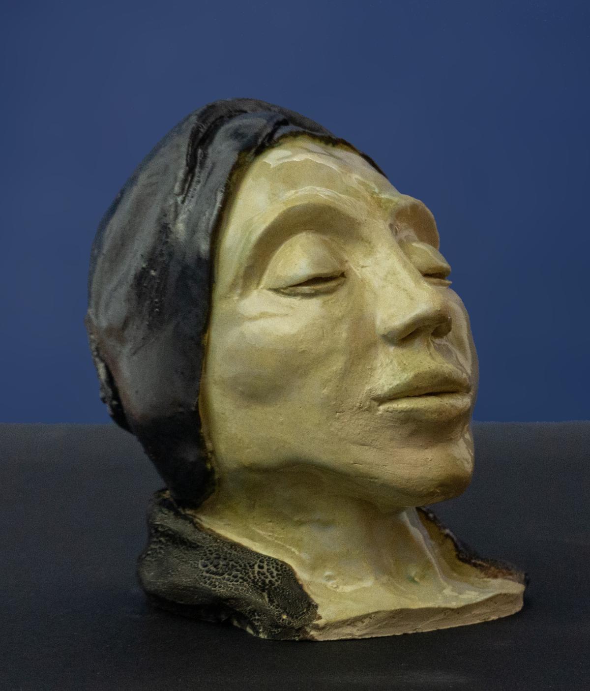 Keramik-Skulptur „Innehalten“ von Jutta Eger, glasierte Oberfläche, reduzierte gegenständliche Form mit ruhiger Ausstrahlung, Vorderansicht rechts.