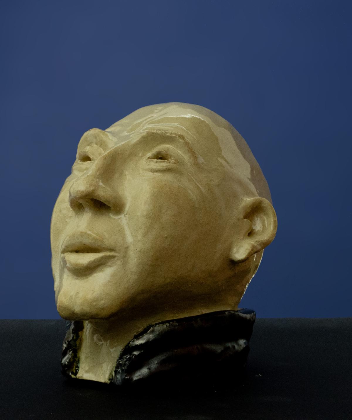 Skulptur Jürgen  von Jutta Eger, handgeformt aus weißem Ton, Ansicht von vorne links