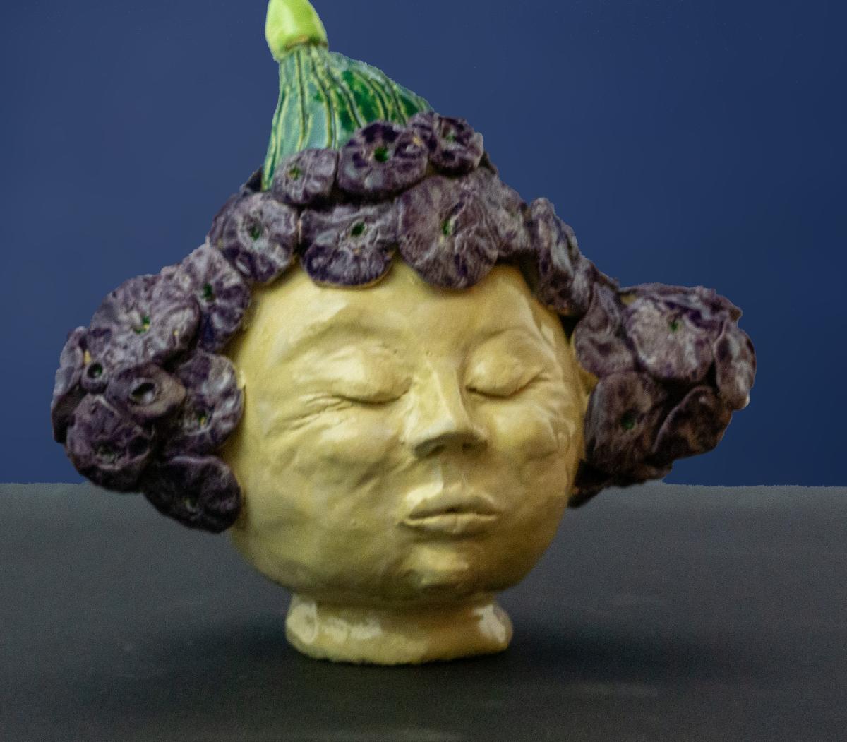 Keramik-Skulptur „Orangenmädchen“ von Jutta Eger, glasierte Oberfläche, figurative Form mit klar definierten Konturen, Vorderansicht rechts.