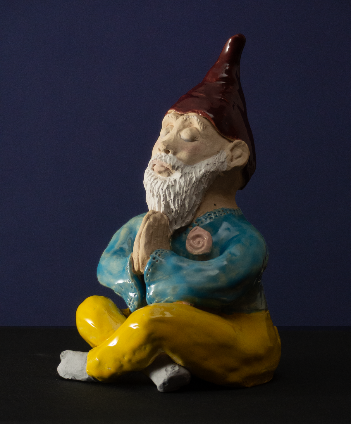 Jutta Eger Yogazwerg II“ (weißer Ton, glasiert)